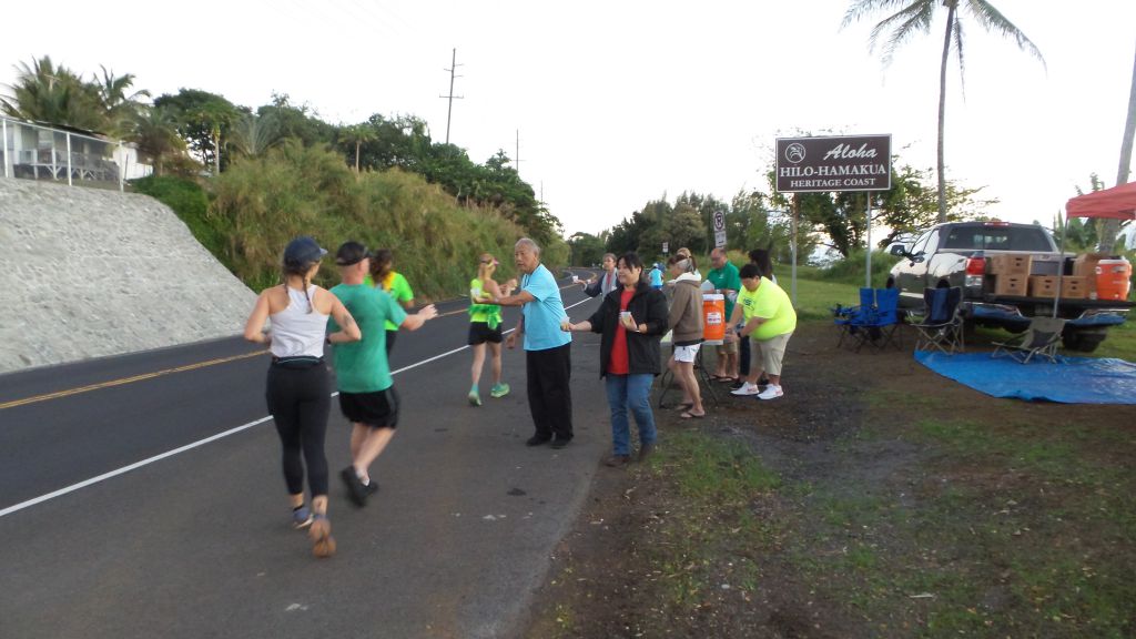 Hilo Chapter volunteers cheer on Big Island International Marathon